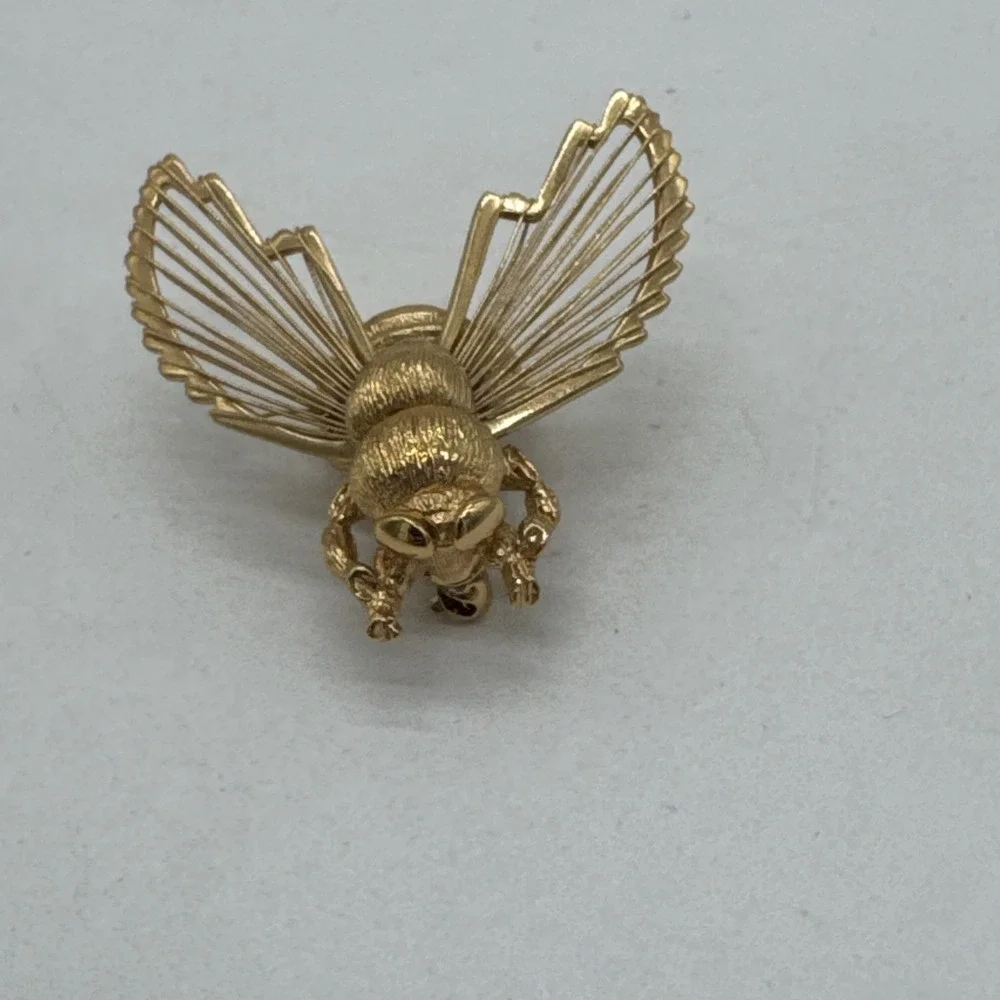 Monet Bumble Bee Brooch Gold Tone Honey Bee Insect Wire Filigree Wings 1.5
